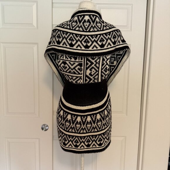 Questions Black & White Patterned Waterfall Sleeveless Cardigan Vest - Picture 6 of 10